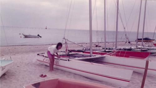 Selbstgebautes Segelboot Novacat 18 am Strand